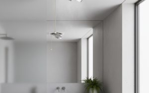 Système de VMC avec cordelette dans une salle de bains moderne, illustrant l'extraction d'air.
